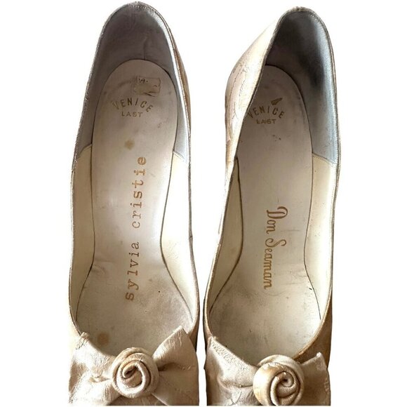 Vintage Brocade/Damask  Ivory Pumps by Sylvia Cristie, Size 7AAA - Picture 10 of 14